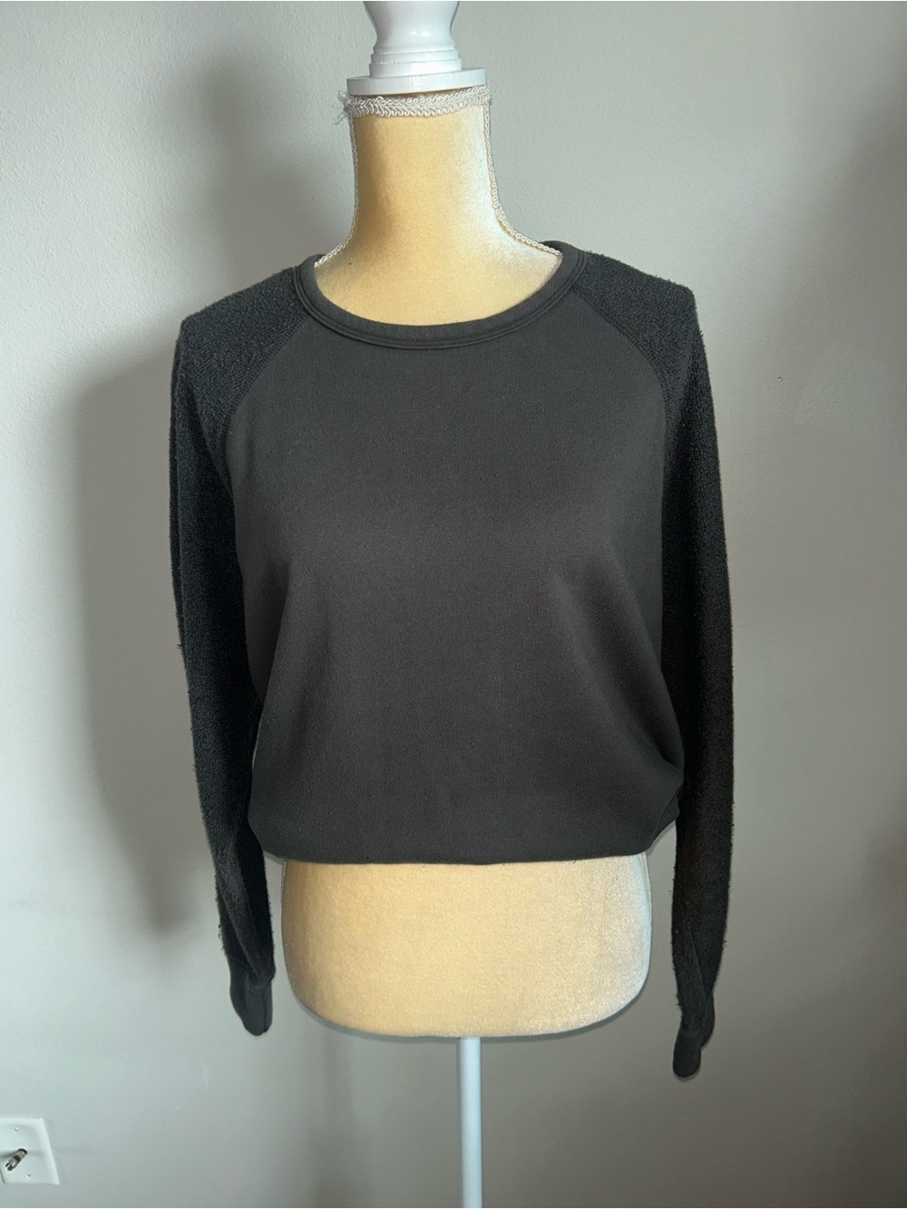 Self Contrast Women's Black Raglan Sweatshirt with Textured Sleeves Amour Sz M